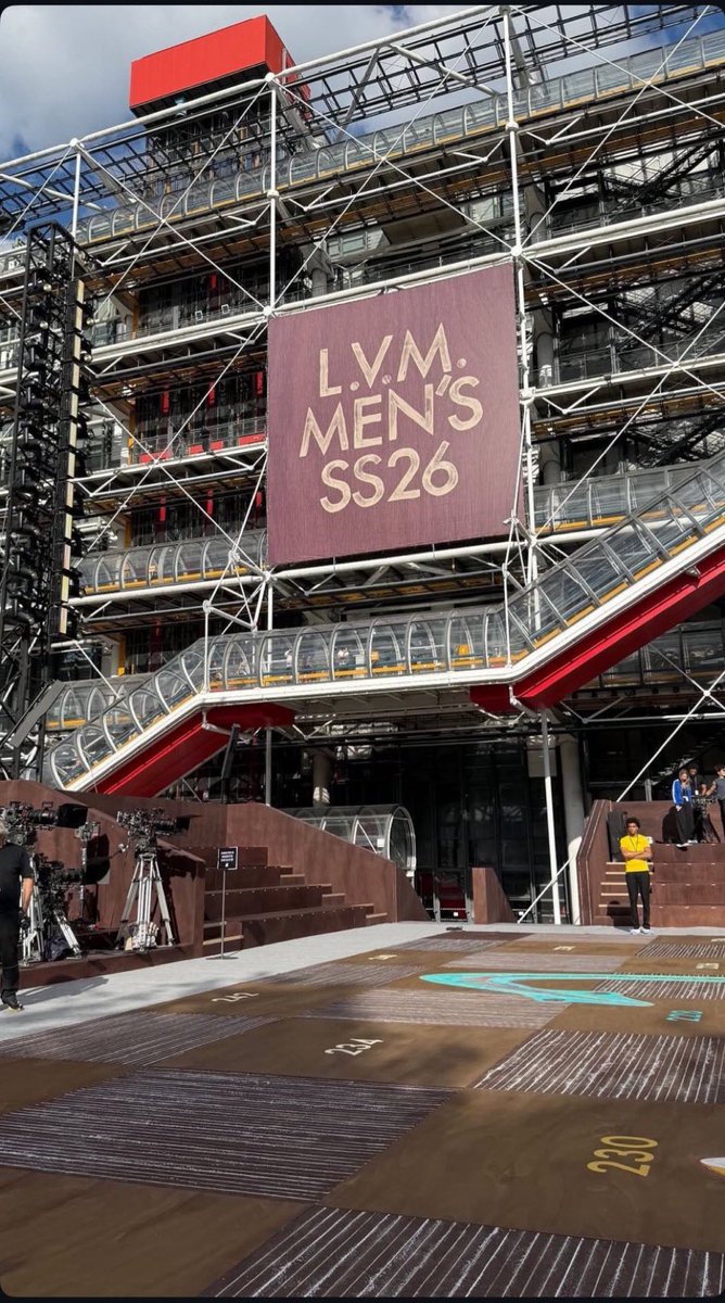 RT AND REPLY

#jhopexLouisVuitton #jhopexLVMenSS26
#jhopeAtLouisVuittonFashionShow
#GlobalIconJHOPE
#WorldwideFashionJHOPE
STYLE LEGEND J-HOPE
GLOBAL FACE OF FASHION J-HOPE