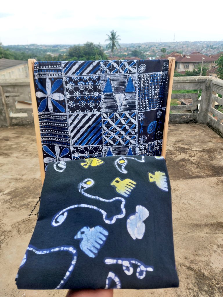 Hi, 
I'm Babatola, and I make ethically hand-designed Adire prints, outfits and things.💚
<a href="/EkiExhibits/">Èkí Exhibits</a>

Check us out on IG: instagram.com/ekiexhibits?ig…
💚