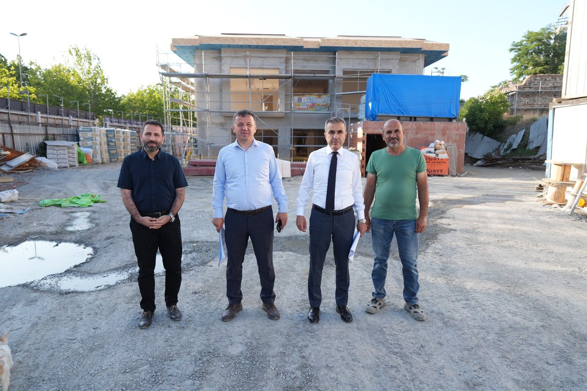 Mesai sonrası,yapımı devam eden Beyoğlu Anadolu İmam Hatip Ortaokulu inşaatımızı ziyaret ettim.Yeni binalarımız gerek yapı teknolojileri gerekse mimarisi ve çevre düzenlemesiyle gerçekten çok kaliteli vasıflı binalar. Yapılan çalışmaları yerinde inceleyip,gelinen süreç hakkında