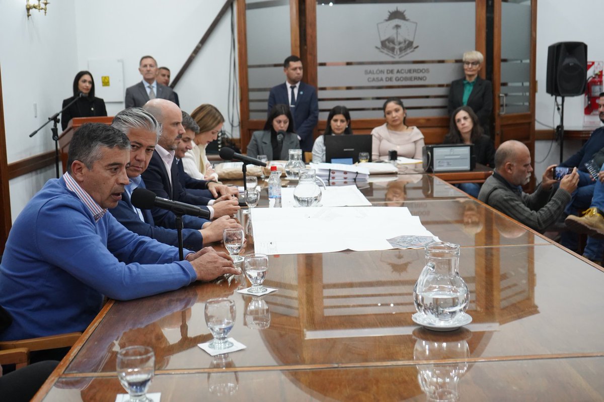 LAS COLORADAS TENDRÁ SU CENTRO DE ACTIVIDADES FÍSICAS

Junto al intendente Lucrecio Varela, abrimos los sobres de la licitación para una obra priorizada por su comunidad: un centro de actividades físicas de más de mil metros cuadrados, con capacidad para cerca de 300 espectadores