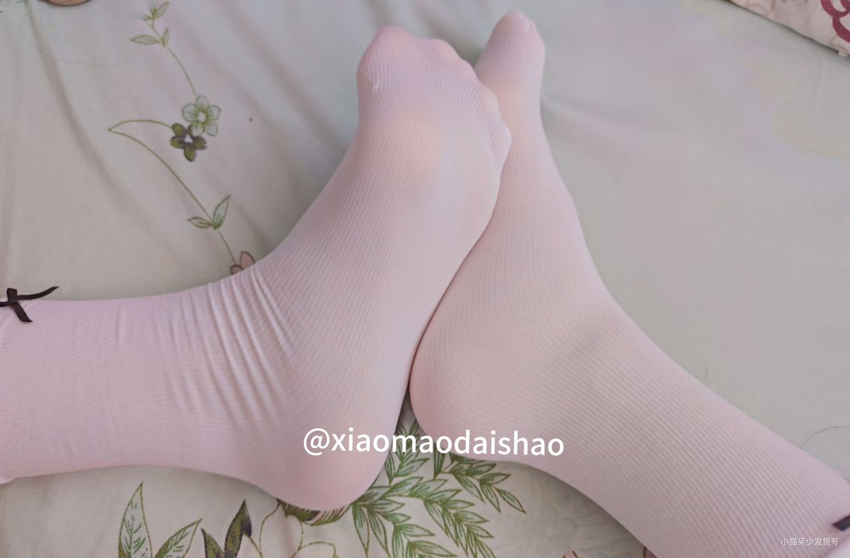 有人想吃雪糕吗😼 #白袜 ＃贱狗 ＃调教 #sm #原味 ＃玉足 #脚底奴 #脚