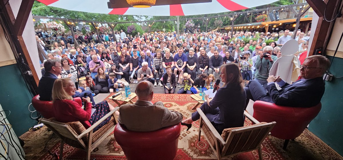 Wahnsinn! Die Datsche ist rappelvoll und draußen ist immer noch der Bär los. Unser Sommerfest mit den #Silberlocken ist legendär. Danke! Danke! Danke!
#dielinke #Magdeburg #deshalbdielinke