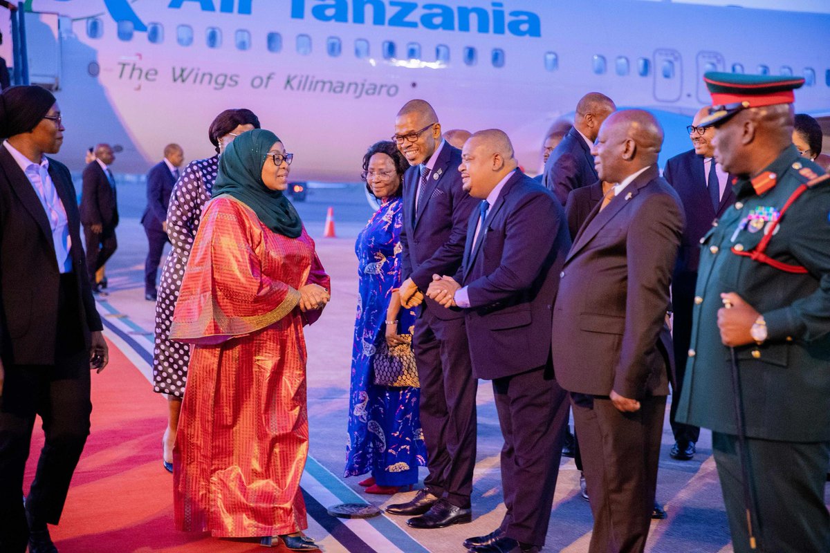 Rais wa Jamhuri ya Muungano wa Tanzania, Mhe. Dkt. Samia Suluhu Hassan akiwasili kwenye Uwanja wa Ndege wa Kimataifa wa Maputo tarehe 24 Juni, 2025 Maputo, Jamhuri ya Msumbiji ambapo anatarajia kuwa Mgeni Rasmi katika Sherehe za Maadhimisho ya Miaka 50 ya Uhuru wa Jamhuri ya