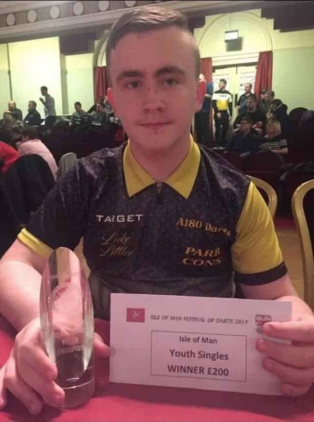 Darts Behind The Oche ๐ฏ (@dartsbehindthe) on Twitter photo ๐ ๐ช๐ต๐ฎ๐ ๐ฎ ๐ง๐๐ฅ๐ข๐ช๐๐๐๐ ๐ฝ๐ถ๐ฐ๐๐๐ฟ๐ฒ ๐ณ๐ฟ๐ผ๐บ ๐ฎ๐ฌ๐ญ๐ต ๐ผ๐ณ ๐๐๐ธ๐ฒ ๐๐ถ๐๐๐น๐ฒ๐ฟ ๐๐ถ๐ป๐ป๐ถ๐ป๐ด ๐ฎ ๐๐ผ๐๐๐ต ๐๐ถ๐๐น๐ฒ ๐ถ๐ป ๐๐ต๐ฒ ๐๐๐น๐ฒ ๐ผ๐ณ ๐ ๐ฎ๐ป ๐ฏ๐ฅ๐ ๐ ๐ช๐ต๐ฎ๐ ๐ฎ ๐ง๐๐ฅ๐ข๐ช๐๐๐๐ ๐ฝ๐ถ๐ฐ๐๐๐ฟ๐ฒ ๐ณ๐ฟ๐ผ๐บ ๐ฎ๐ฌ๐ญ๐ต ๐ผ๐ณ ๐๐๐ธ๐ฒ ๐๐ถ๐๐๐น๐ฒ๐ฟ ๐๐ถ๐ป๐ป๐ถ๐ป๐ด ๐ฎ ๐๐ผ๐๐๐ต ๐๐ถ๐๐น๐ฒ ๐ถ๐ป ๐๐ต๐ฒ ๐๐๐น๐ฒ ๐ผ๐ณ ๐ ๐ฎ๐ป ๐ฏ๐ฅ๐