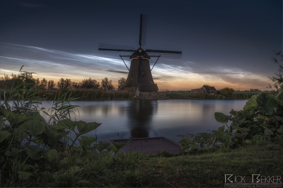 felle lichtende nachtwolken vannacht! Omstreeks 03:00 uur was een prachtig display van NLC's zichtbaar, fel aangelicht met fraaie kleurschakeringen. Een kiekje vanuit eigen ''achtertuin'' dan maar.