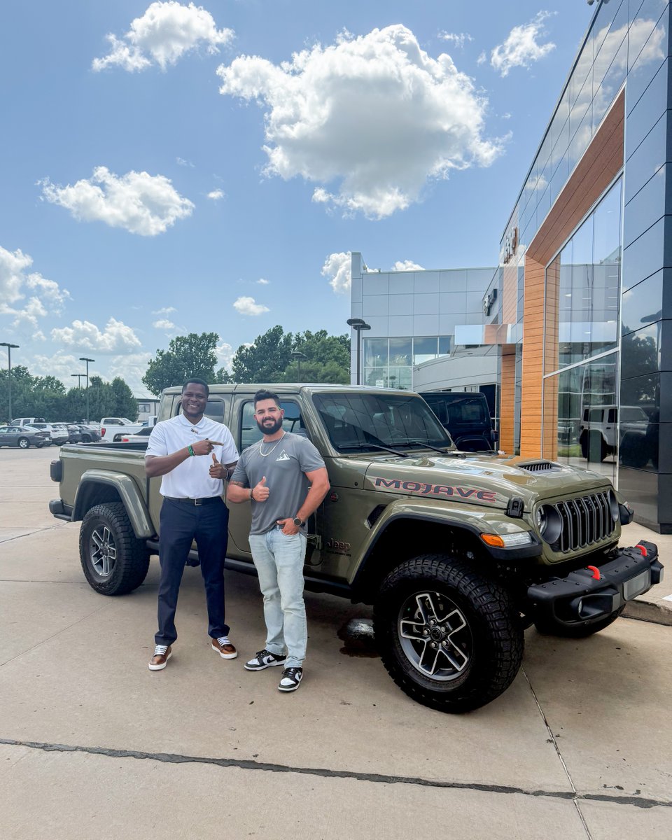 FowlerDodge's tweet image. Smiles, keys, and one epic green Gladiator! 😄🛻
Thanks for choosing Fowler Dodge — we can’t wait to see where you take it!
#FowlerDodge #FowlerAuto #JeepGladiator #NewRideDay #GreenJeep #Auto @fowlerauto