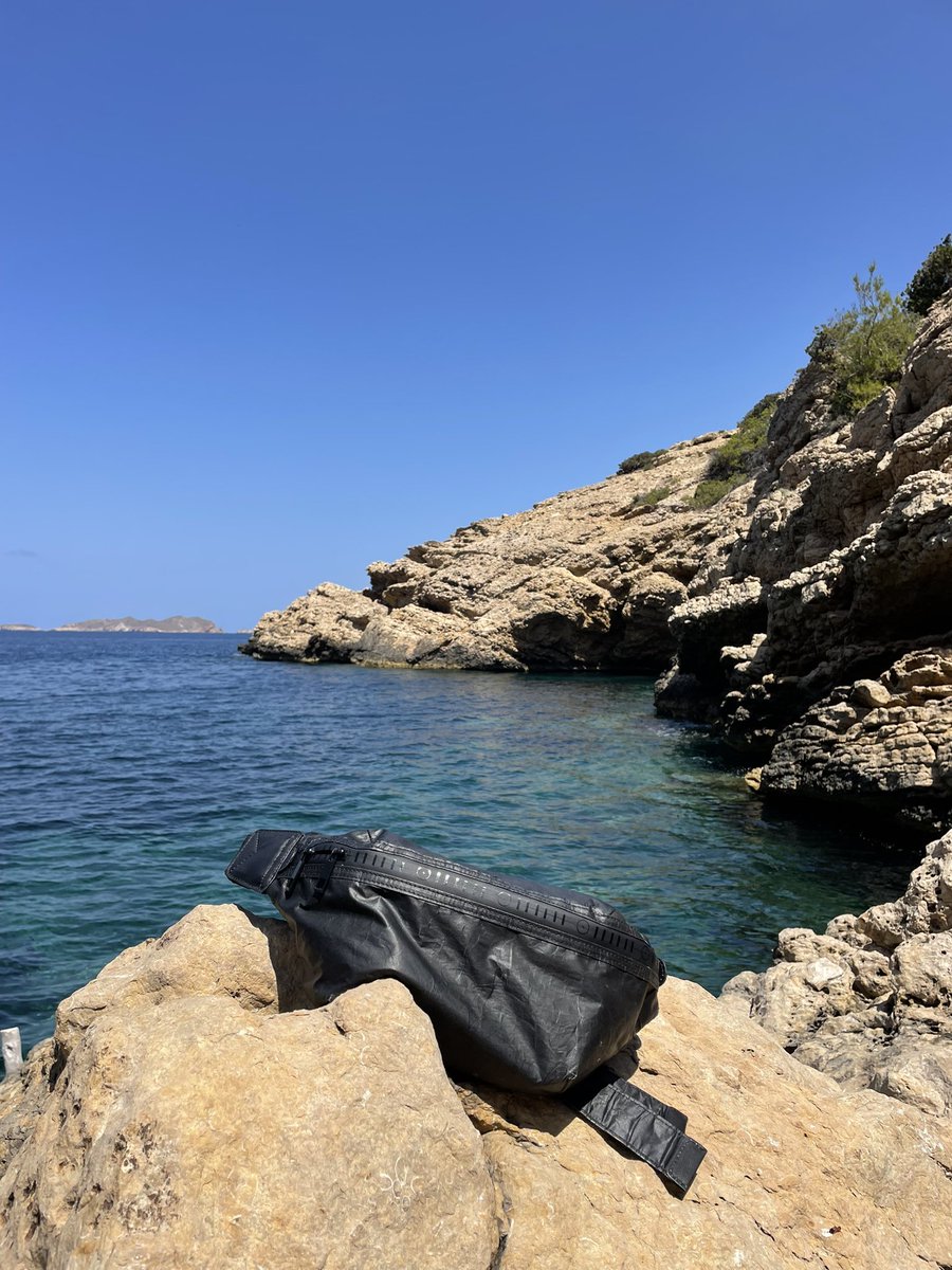 Our Healthy Stealthy Waist Bag is the ultimate incognito accessory #ohmni #faraday #emfprotection #offgrid