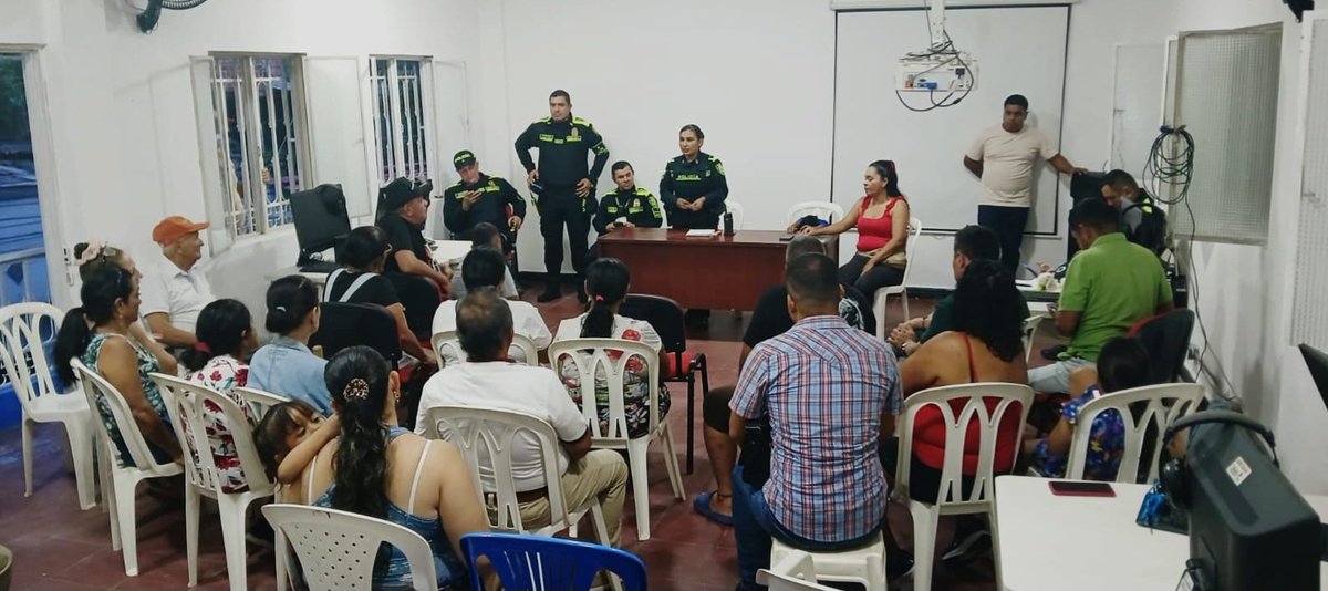 #Villavicencio | Con nuestros uniformados del Modelo del Servicio de Policía, seguimos acercándonos a la comunidad del barrio San José, para construir juntos estrategias de prevención y seguridad ciudadana ¡Trabajamos de la mano por entornos más seguros!  #SeguridadEnElTerritorio