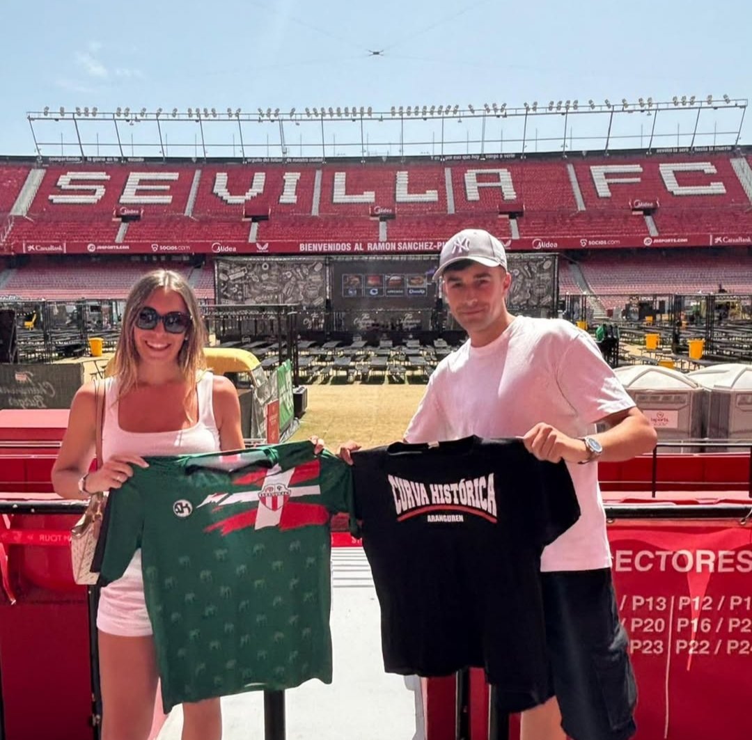 EL ARANGUREN PRESENTE EN SEVILLA!!!🔝

Ander Salazar, uno de los capitanes del Aranguren, junto a Oihane luciendo camiseta del Aranguren y de la Curva Historica en el Sánchez Pizjuan, campo del Sevilla.

ONDO PASA PAREJA!!👏