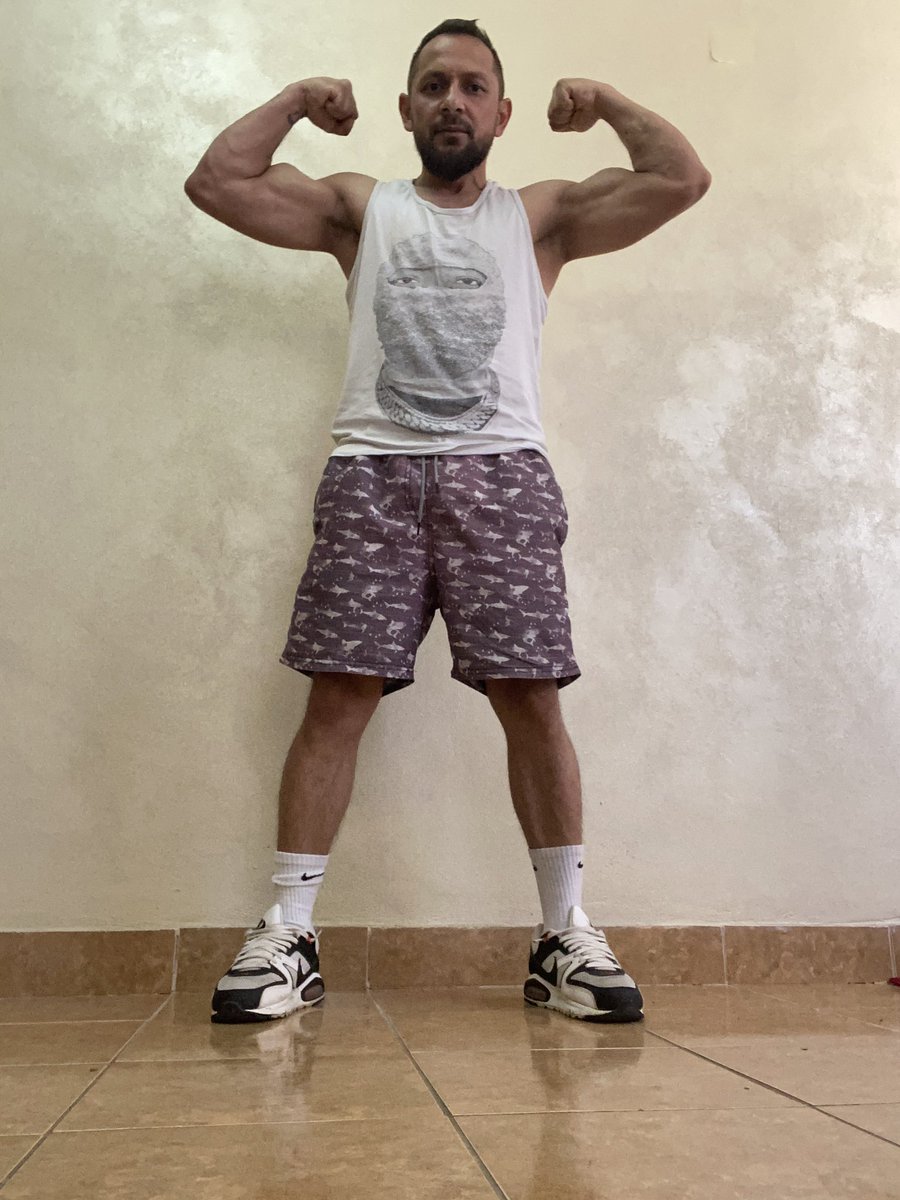 RomanianMacho's tweet photo. Bow down for me https://t.co/bGpAWaPM50