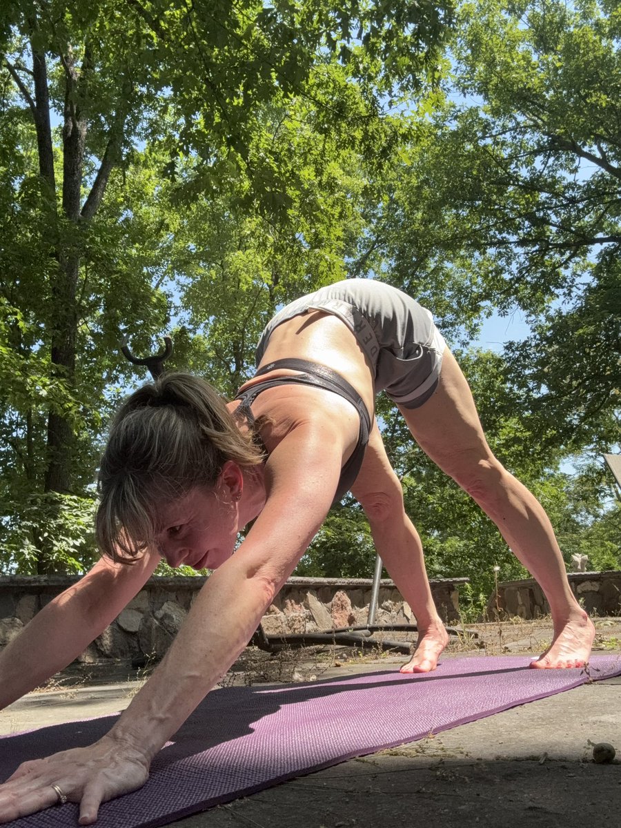 There’s NO commute to the hot yoga studio today folks, just walk outside
Get a glisten going, but stay safe!🥵