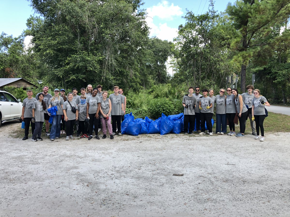 SERVProgram's tweet image. THANK YOU to the Converge Student Volunteers and leaders who joined us at Spring Hammock Preserve this morning! We removed 27 bags of invasive tuberous sword fern🌿to protect biodiversity &amp;amp; took a fun hike along Soldier&apos;s Creek🐢What a great group! @seminolecountyfl @UCarillon