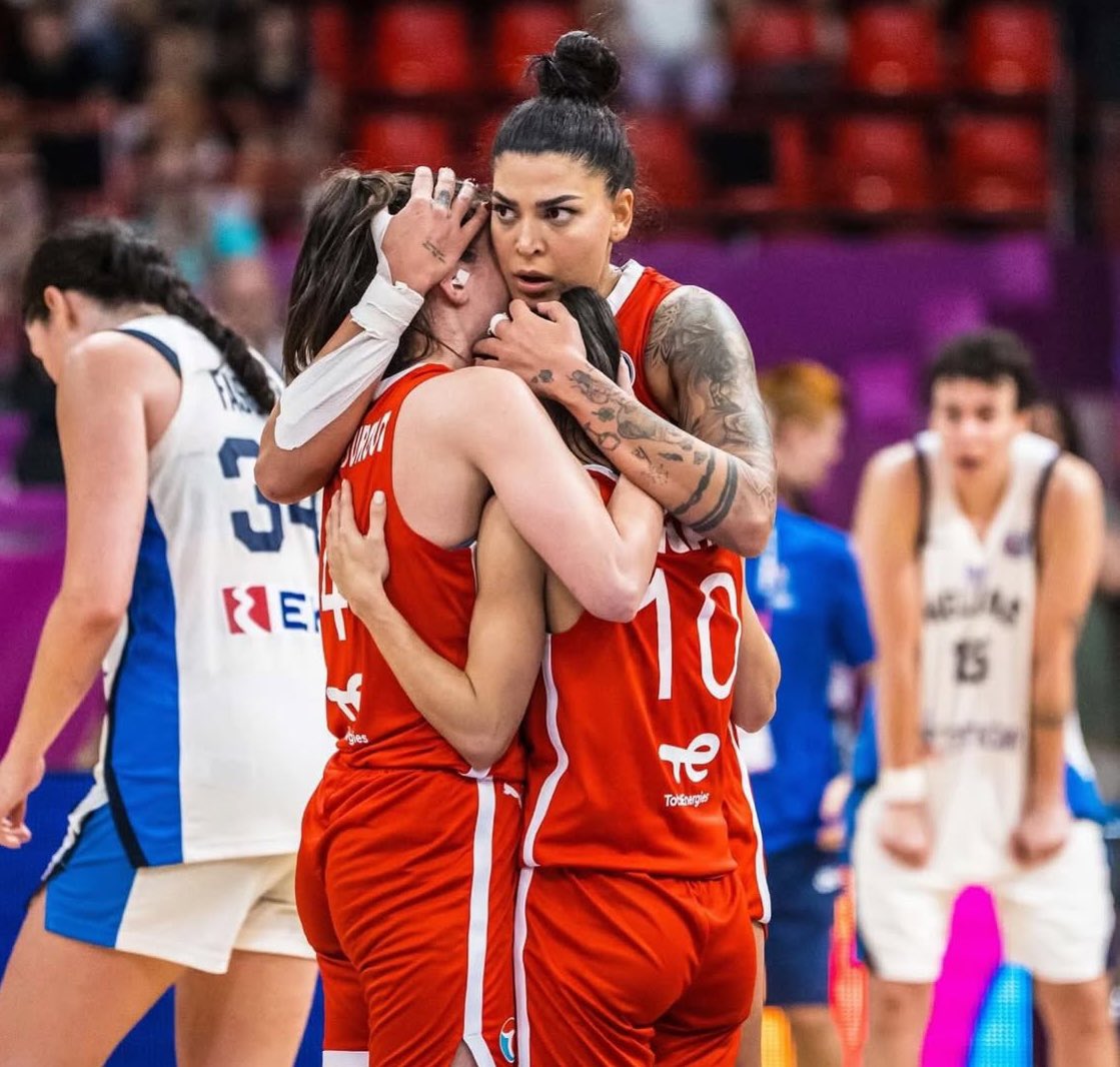 Hiçbir fikrimin olmadığı basketbol maçını şu şekil izliyorum. Hadi Pota’nın Perileri. 🫶🏻