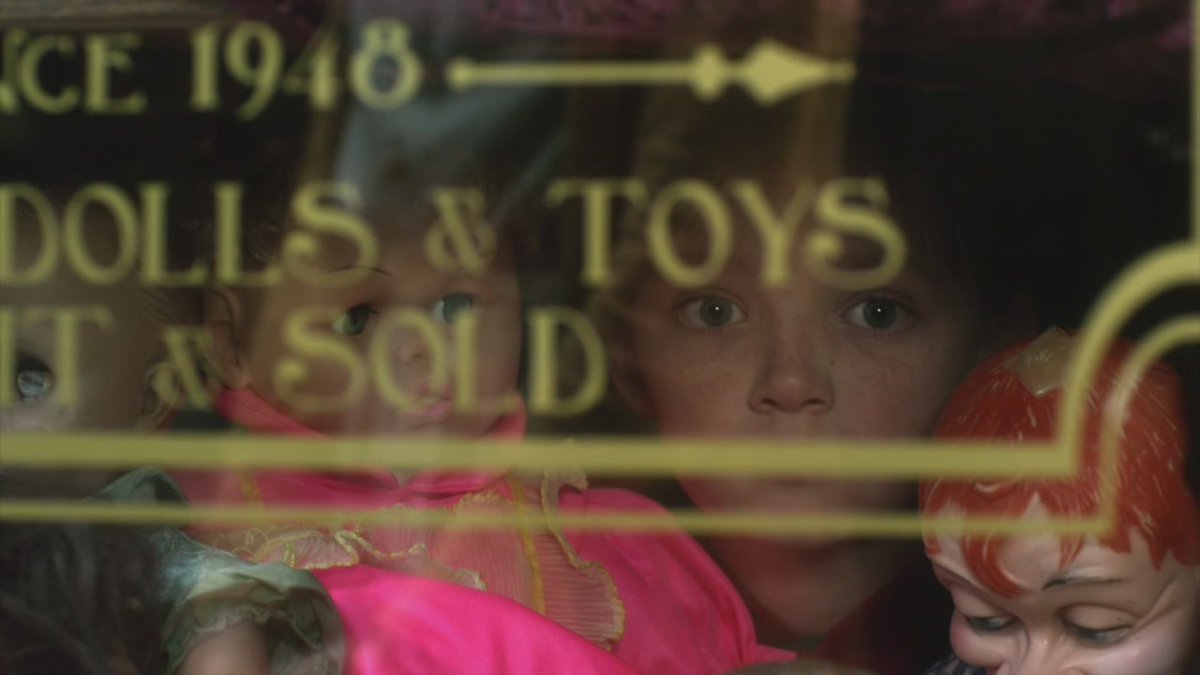 o susto que era esse menino no meio dessas bonecas.