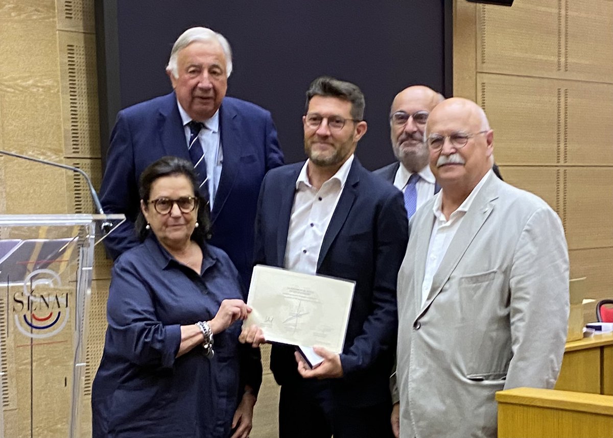 Brigitte MICOULEAU (@bmicouleau) on Twitter photo Remise des diplômes aux auditeurs de la 8ème promotion de l’institut du Sénat.
La Haute-Garonne a été particulièrement bien représentée cette année par Christophe Lamarque, gérant de l’entreprise SANIZINC située à Sainte-Foy d’Aigrefeuillle.
Félicitations à lui !
<a href="/AuditeurSenat/">Auditeurs Institut du Sénat</a> Remise des diplômes aux auditeurs de la 8ème promotion de l’institut du Sénat.
La Haute-Garonne a été particulièrement bien représentée cette année par Christophe Lamarque, gérant de l’entreprise SANIZINC située à Sainte-Foy d’Aigrefeuillle.
Félicitations à lui !
<a href="/AuditeurSenat/">Auditeurs Institut du Sénat</a>