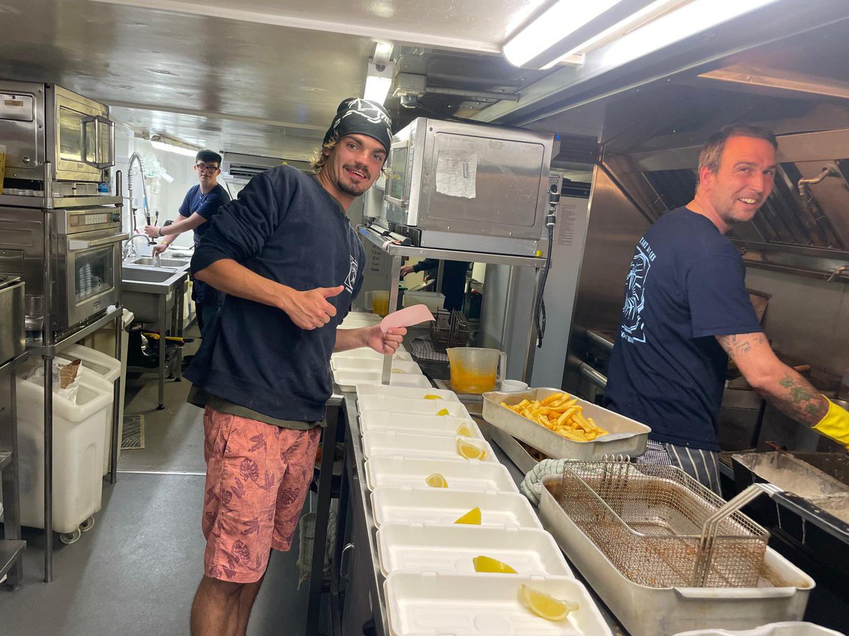 StartBayInn's tweet image. What an order ~ 17 small #haddock &amp;amp; #chips to #takeaway ordered tonight 🐟🍟⁣
⁣
All prepped ready to serve 😁⁣
⁣
Thank you so much 🤩⁣
⁣
#FishAndChips #BigOrder #Smiling #HappyKitchen #LoveOurTeam #Pub #ThatchedPub #PubFood #DogFriendlyPub