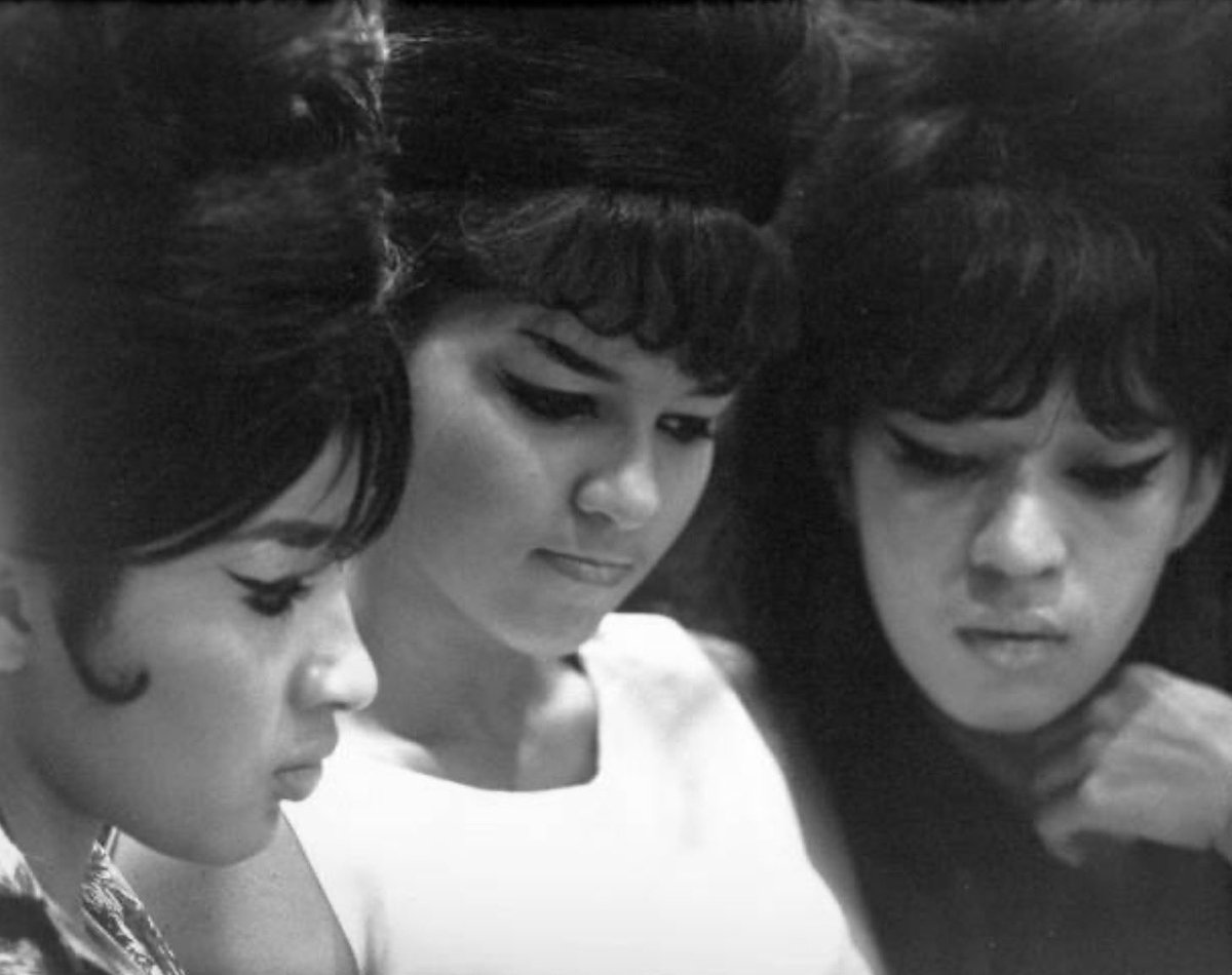 The fabulous Ronettes recording at Gold Star Studios in Los Angeles, 1963 

📸 Ray Avery