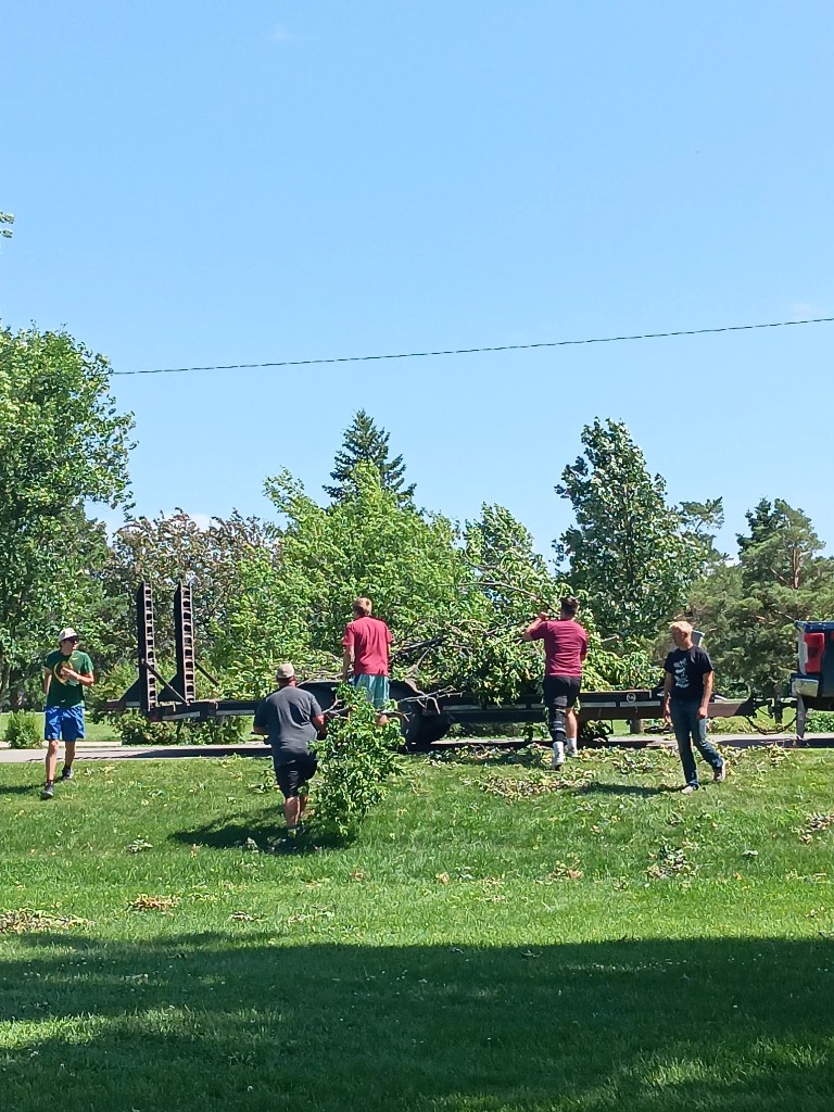HNThunder_FB's tweet photo. With the storms that hit our area over the weekend, a group of our Hatton Northwood football players helped in the cleanup effort for the Mayville community. Thank you to our Thunder football players and families that could help in this effort. https://t.co/e4qeUQ5Ufe