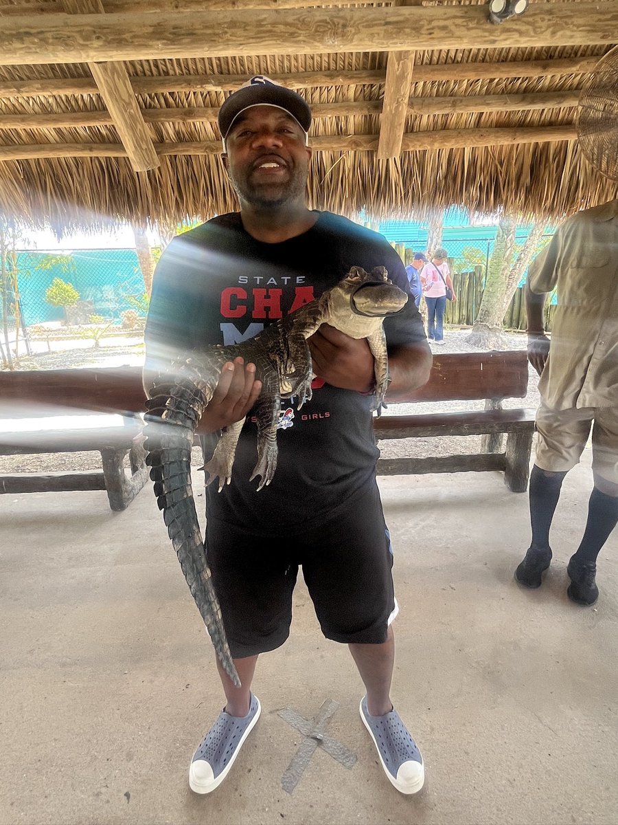 Coach_MByrd's tweet image. What a Great birthday with my boy GATORADE thank you for all the birthday wishes !! #GatorByrd @SFLHSPatsTrack