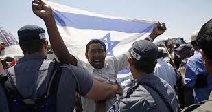 Yahudilerin elinde olan bütün sektörlerde siyahi erkek, beyaz kadın birlikteliğini ön plana çıkarırlar.

Sahip oldukları film sektöründe tarihi filmlere bile siyahileri koyarlar.

Ama konu kendi ülkelerine geldi mi Etiyopya Göçmeni Yahudileri başkentlerine bile sokmazlar.