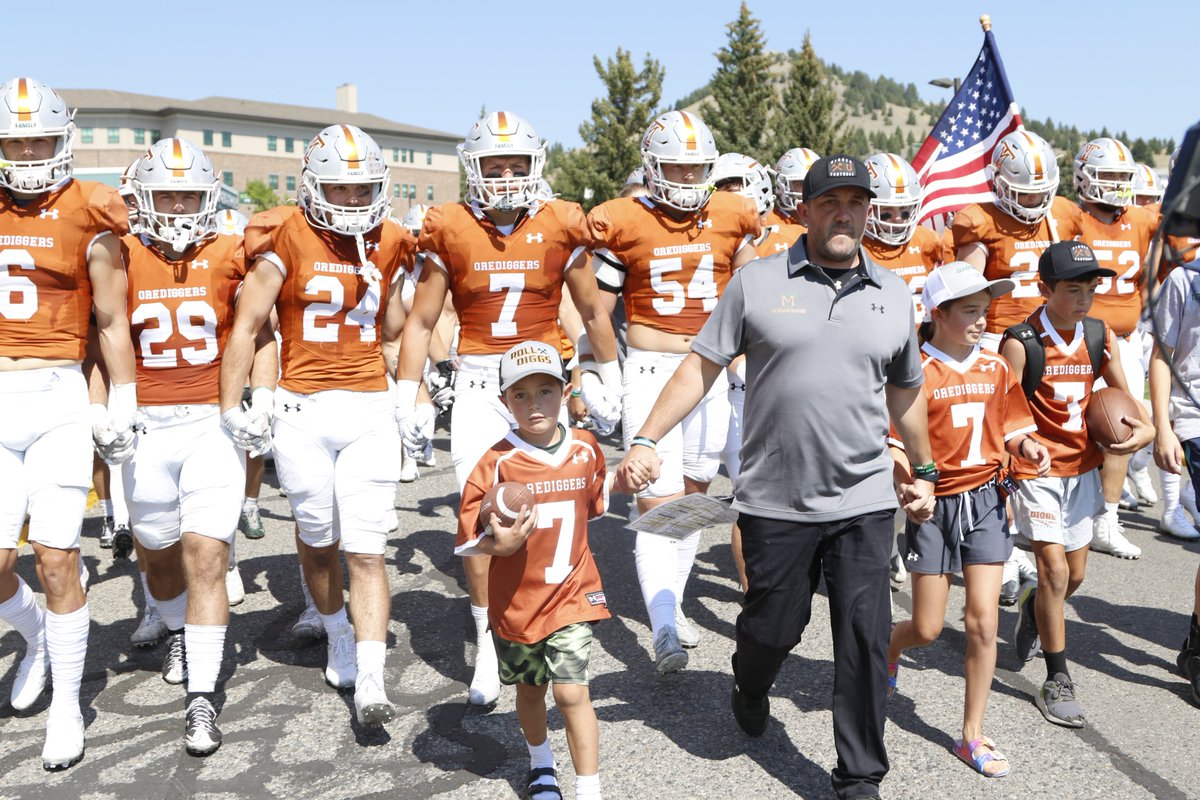CoachKyleSamson's tweet image. One of my favorite traditions is our Digger Walk right before Kickoff! Nothing better than getting to have my own kids and our coaches kids walk out with the Diggs every game!
Can’t wait for our next one!
#Family