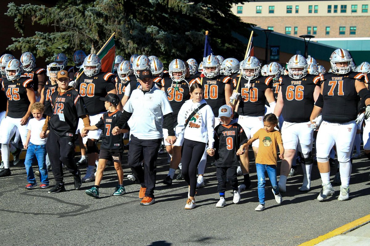 CoachKyleSamson's tweet image. One of my favorite traditions is our Digger Walk right before Kickoff! Nothing better than getting to have my own kids and our coaches kids walk out with the Diggs every game!
Can’t wait for our next one!
#Family