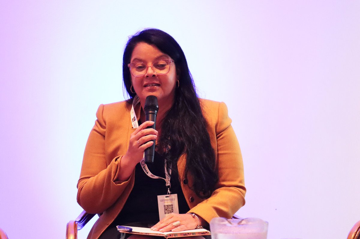 Se desarrolla el panel 1 “Desde el barrio: experiencias comunitarias que construyen resiliencia y sostenibilidad”, que busca explorar cómo las instituciones públicas y actores regionales integran la participación, la equidad y la interseccionalidad en las políticas de vivienda y