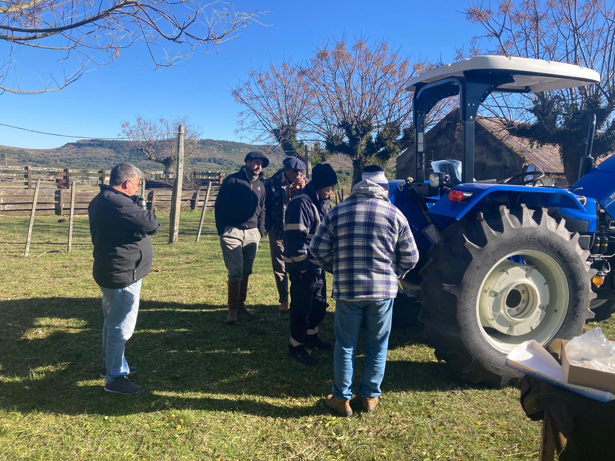 corporacionuy's tweet image. A CAMPO | Junto a productores en distintas zonas del país, demostraciones que presentan las ventajas de los sistemas de trabajo #NewHolland  
Cercanía, servicio postventa.
Cerca tuyo de verdad 🤝

#Comasa #CorporacionDeMaquinaria