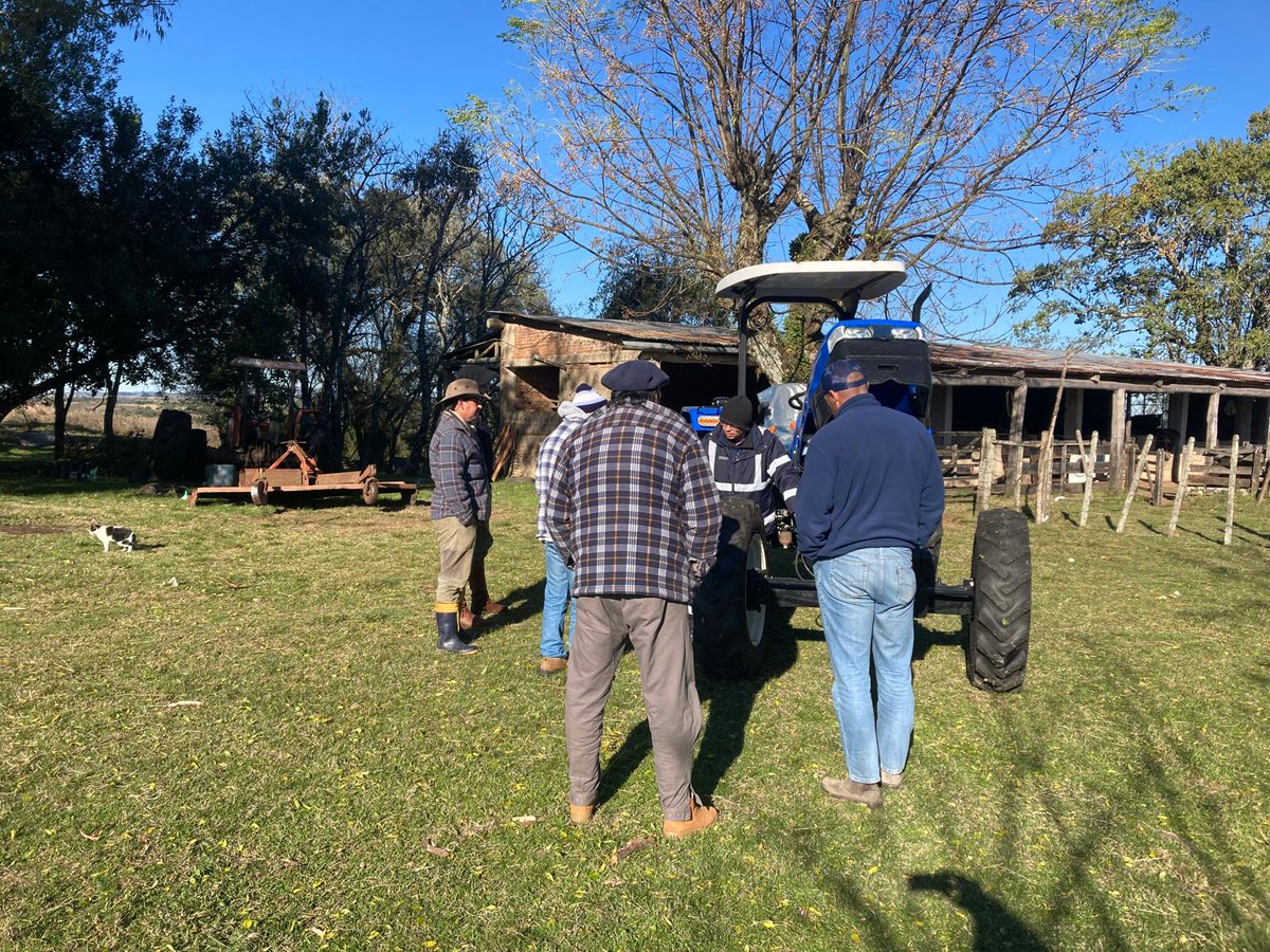corporacionuy's tweet image. A CAMPO | Junto a productores en distintas zonas del país, demostraciones que presentan las ventajas de los sistemas de trabajo #NewHolland  
Cercanía, servicio postventa.
Cerca tuyo de verdad 🤝

#Comasa #CorporacionDeMaquinaria
