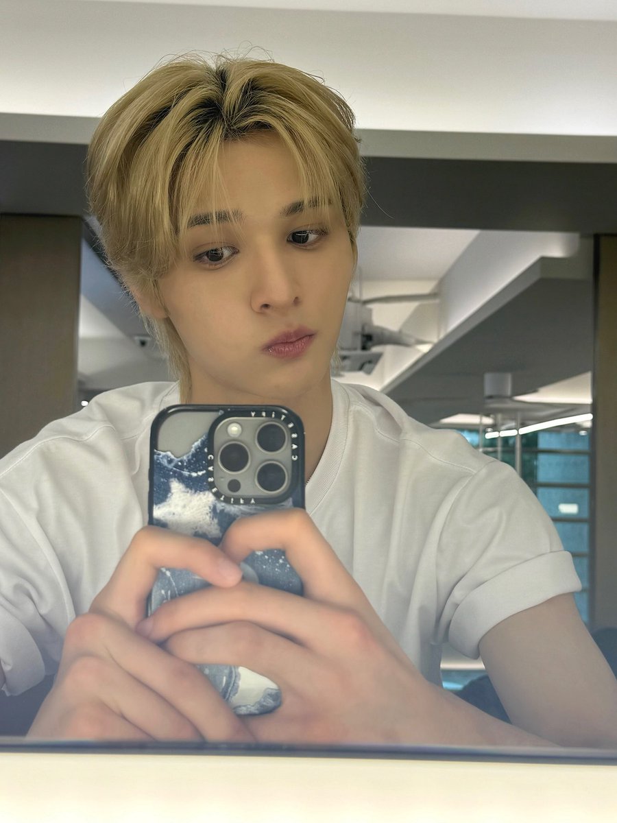 boltriczz's tweet photo. mirror selca ⋆˙⟡ 
@_AMPERSANDONE_ #AMPERSANDONE #ANDEAR #andearselcaday #ADSD #앰퍼샌드원 #앤디어 #MACKIAH #마카야 https://t.co/NCXoRBGdTk