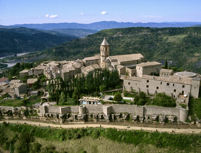 🏰 Roda de Isábena, el pueblo más pequeño con catedral de España

Entre montañas y silencios del Prepirineo aragonés, se esconde una joya monumental: Roda de Isábena, un pueblo de apenas cien habitantes que guarda uno de los secretos mejor conservados de la historia medieval de