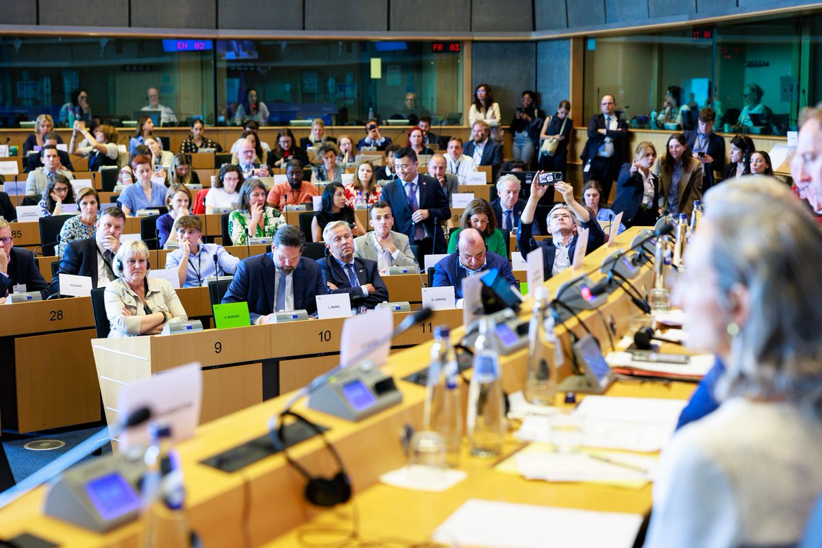 EPPGroup's tweet image. Today, MEPs from @EP_Development, @EP_Industry and @EP_Environment met with Bill Gates to discuss how development aid and innovation can help improve health and living standards in the Global South. 
 
#DevelopmentAid