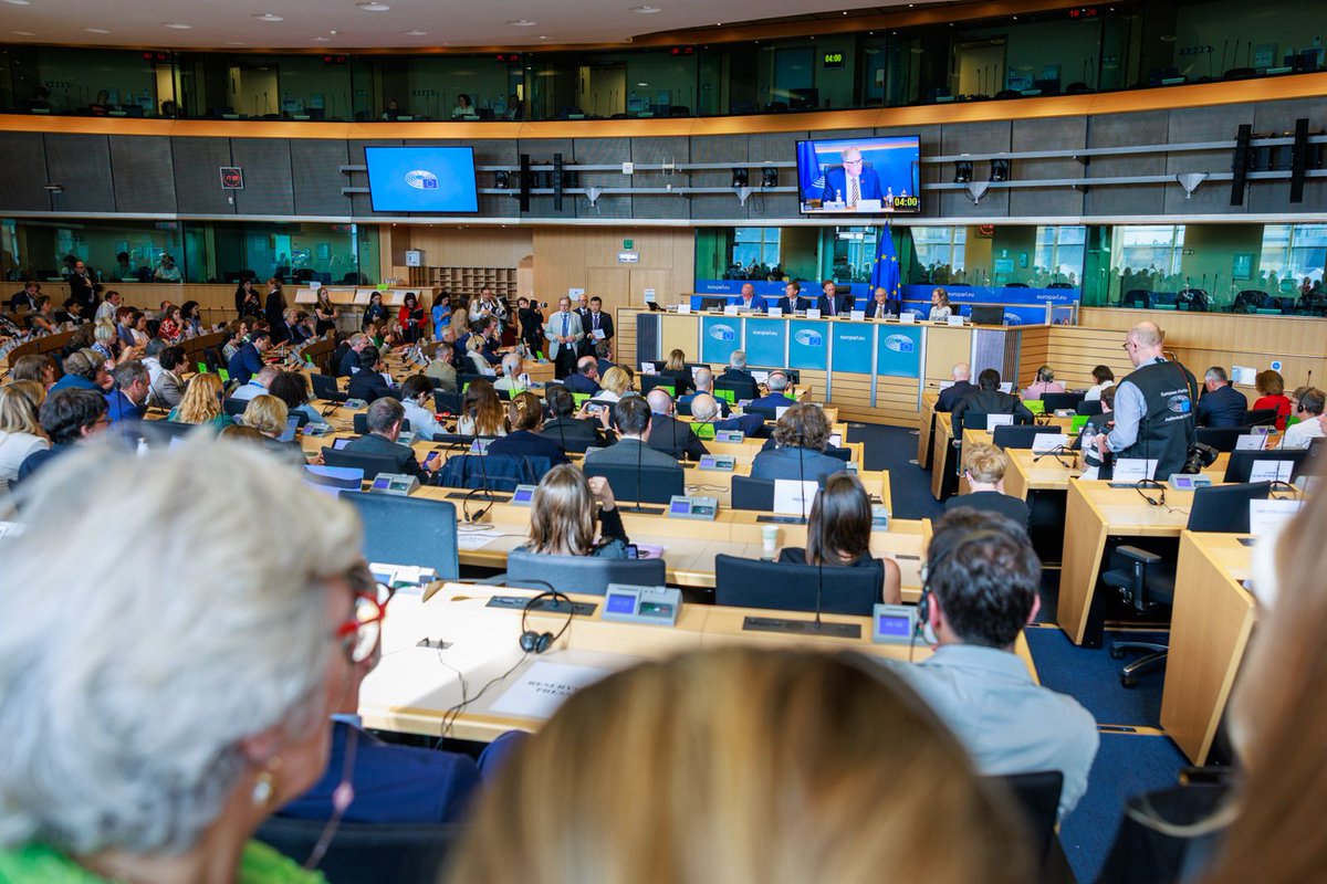 EPPGroup's tweet image. Today, MEPs from @EP_Development, @EP_Industry and @EP_Environment met with Bill Gates to discuss how development aid and innovation can help improve health and living standards in the Global South. 
 
#DevelopmentAid