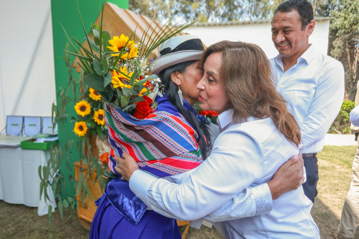 🌾🇵🇪 Reconocimiento a los Héroes del Campo

Con acciones concretas, el Gobierno fortalece la agricultura familiar, fomenta la inclusión financiera y asegura la soberanía alimentaria. En el marco del #DíaDelCampesino:

✅ Se entregaron reconocimientos a destacados productores