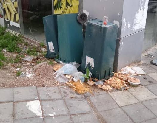 ece986's tweet photo. Garp kafasiyla hayvanseverler ama sark kafasiyla bunu yola yemek artigi sacarak yaparlar.

Su pisligi yaratmanin hayvanseverlikle filan ilgisi olamaz. https://t.co/atdD2O63zC