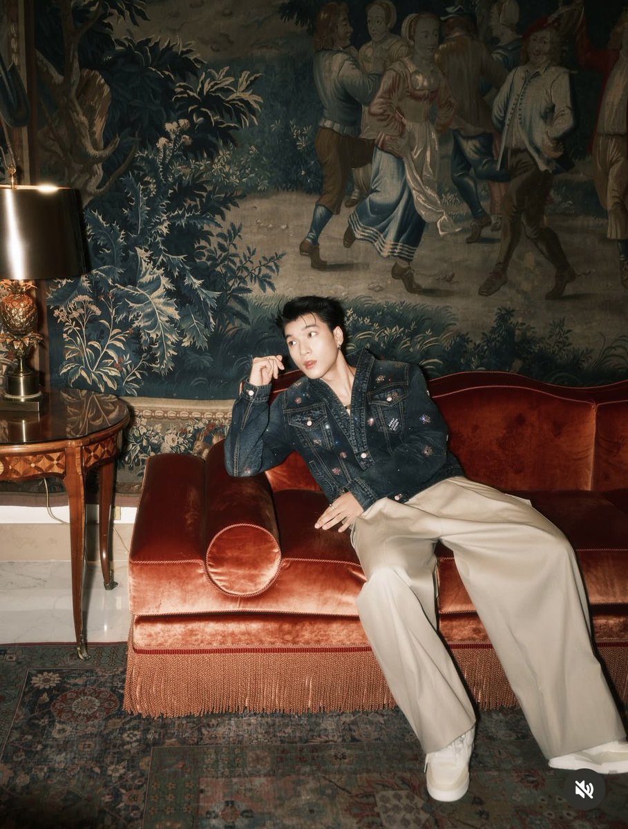 Meoconxg2402's tweet photo. HIEUTHUHAI in Paris for LVMenSS26 @LouisVuitton 
#HIEUTHUHAIxLVMenSS26 https://t.co/T3Fi9qLi4u