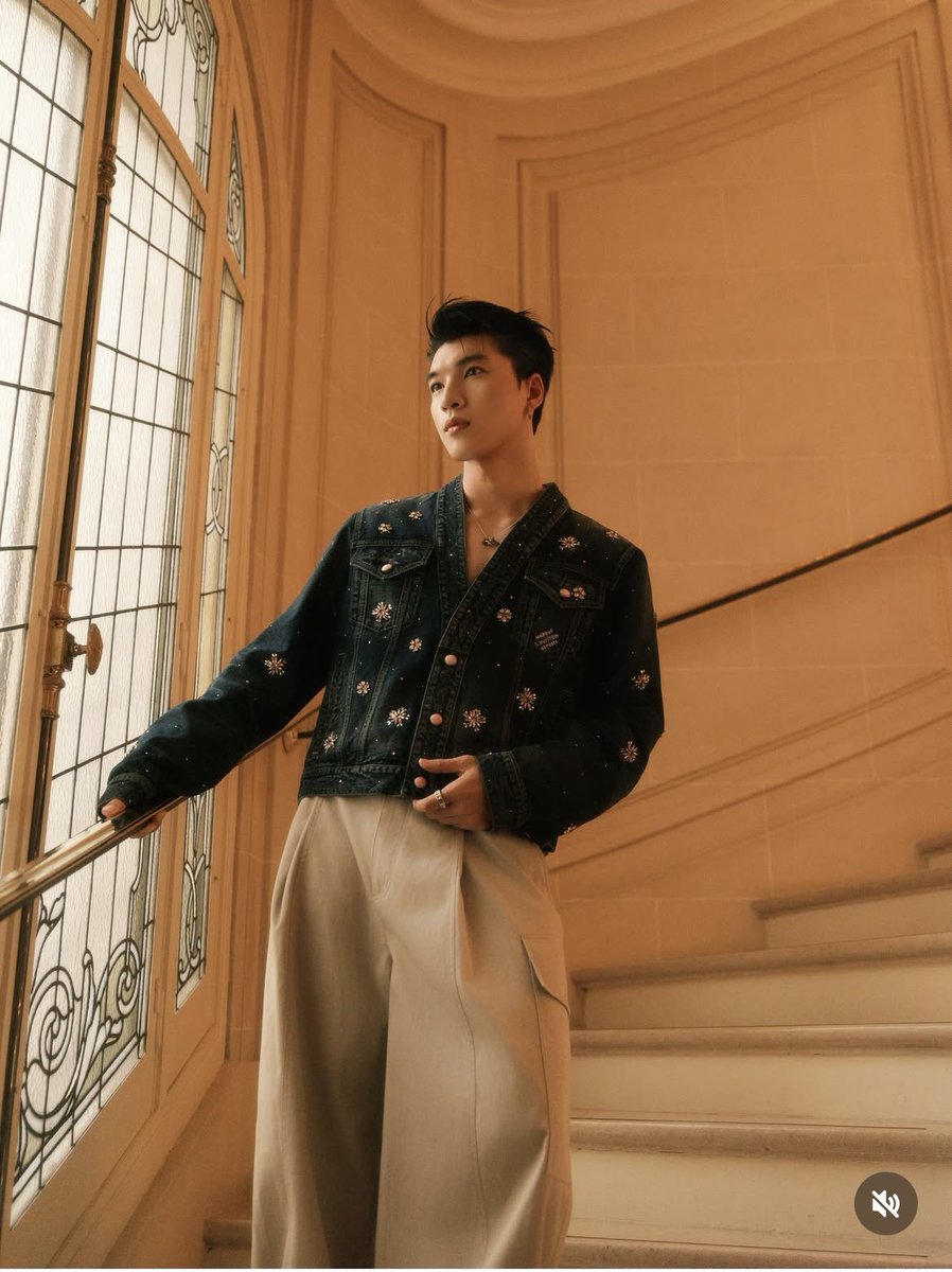 Meoconxg2402's tweet photo. HIEUTHUHAI in Paris for LVMenSS26 @LouisVuitton 
#HIEUTHUHAIxLVMenSS26 https://t.co/T3Fi9qLi4u