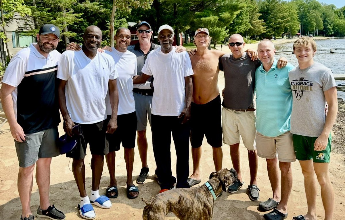 Ozzie14NMU4's tweet photo. @NMUMensBBALL NMU- HIGHLAND PARK- youth basketball in Detroit - HS basketball in Mich., what a loss 
Lake was the best of all of us in so many ways. Tremendous teammate, friend , capt. I am heartbroken 💔 and may never get over this one. 💚💛THANKS LAKELVERT for teaching all of us how to act🙏 https://t.co/dSrawhpeEs