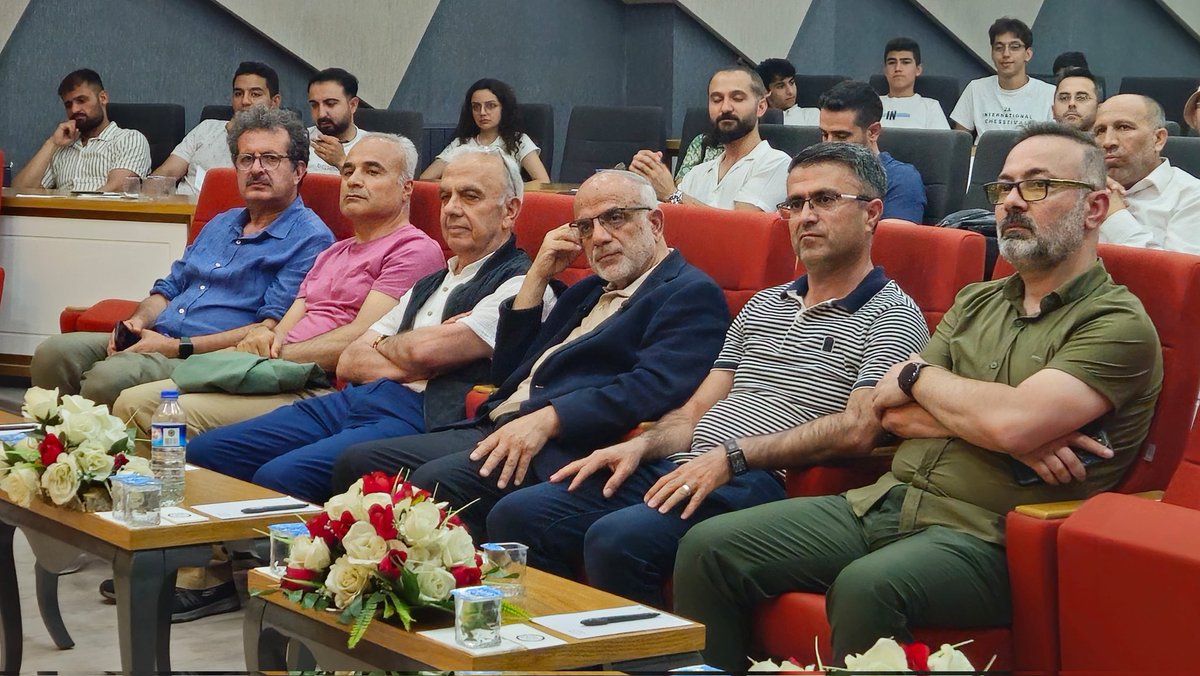 Kıraathane🏠Van Edebiyat Evi (@vankiraathane65) on Twitter photo Van'dan ✍️Mustafa Özel geçti.
"Siyaset ve İktisada Edebiyatla Bakmak" konulu söyleşi, katılımcıların yoğun ilgisiyle gerçekleştirildi.
Çok teşekkür ederiz.📚🌾🌻
#EdebiyatınKalesiVAN
#DAKAdesteğiyle
#YYÜSosyoloji
<a href="/TC_DAKA/">DAKA</a> <a href="/MustafaOzelden/">Mustafa Özel</a>
<a href="/higuray65/">Halil İbrahim GÜRAY</a> <a href="/emincakay/">Mehmet Emin Çakay</a> <a href="/aytaco/">Ömer Aytaç Aykaç</a> Van'dan ✍️Mustafa Özel geçti.
"Siyaset ve İktisada Edebiyatla Bakmak" konulu söyleşi, katılımcıların yoğun ilgisiyle gerçekleştirildi.
Çok teşekkür ederiz.📚🌾🌻
#EdebiyatınKalesiVAN
#DAKAdesteğiyle
#YYÜSosyoloji
<a href="/TC_DAKA/">DAKA</a> <a href="/MustafaOzelden/">Mustafa Özel</a>
<a href="/higuray65/">Halil İbrahim GÜRAY</a> <a href="/emincakay/">Mehmet Emin Çakay</a> <a href="/aytaco/">Ömer Aytaç Aykaç</a>