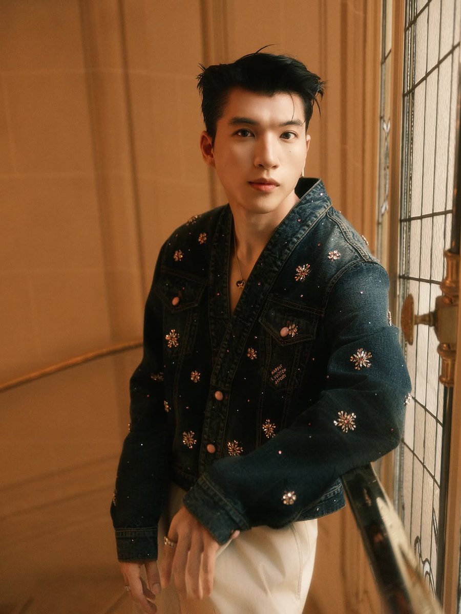 Ninhh2524's tweet photo. Khi LOUIS VUITTON gọi, HIEUTHUHAI trả lời bằng thần thái ✌️

@louisvuitton
HIEUTHUHAI in Paris for LVMenSS26
#HIEUTHUHAIxLVMenSS26 https://t.co/2UIs9peb3l