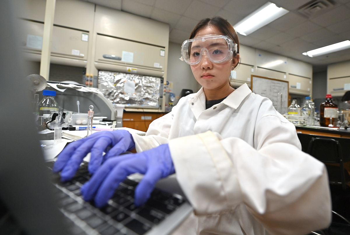 GeorgiaGwinnett's tweet image. Five high school students are finding their passion at #GGC this summer through the @AmerChemSociety&apos;s prestigious Project SEED program — an immersive opportunity for high schoolers to conduct scientific research and gain real-world lab experience.

🔗: ggc.edu/about-ggc/news…