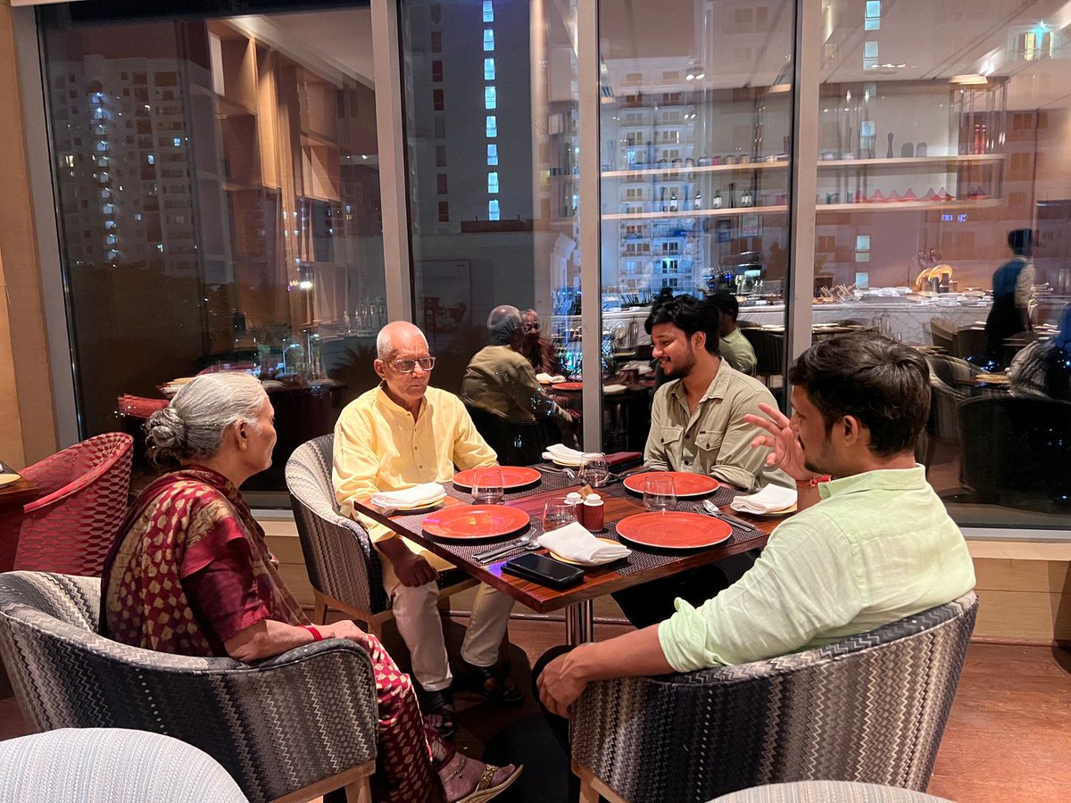 50 साल साथ-हमारे जीवन की नींव, हमारे मां-बाप 
आज का दिन मेरे जीवन का सबसे सौभाग्यशाली पल बना-जब मुझे अपने माता-पिता की 50वीं शादी की सालगिरह का साक्षी बनने का अवसर मिला।
यह केवल एक जश्न नहीं था, बल्कि आशीर्वाद, समर्पण और प्रेम के स्वर्णिम पचास वर्ष की गवाही थी।
दिन और खास तब बन