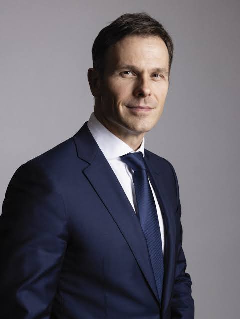 Ko plaća školarinu od 235.000€ ofšor novcem?
Ko falsifikuje papire o Generalštabu?
Ko je i dalje ministar?
Ko nije pozvan na informativni razgovor?

Siniša Mali ✅
Ali studenti su problem jer protestuju.

Koga beše treba da zovete na informativni razgovor još?
<a href="/Blokadasumarski/">Blokada Šumarski</a>