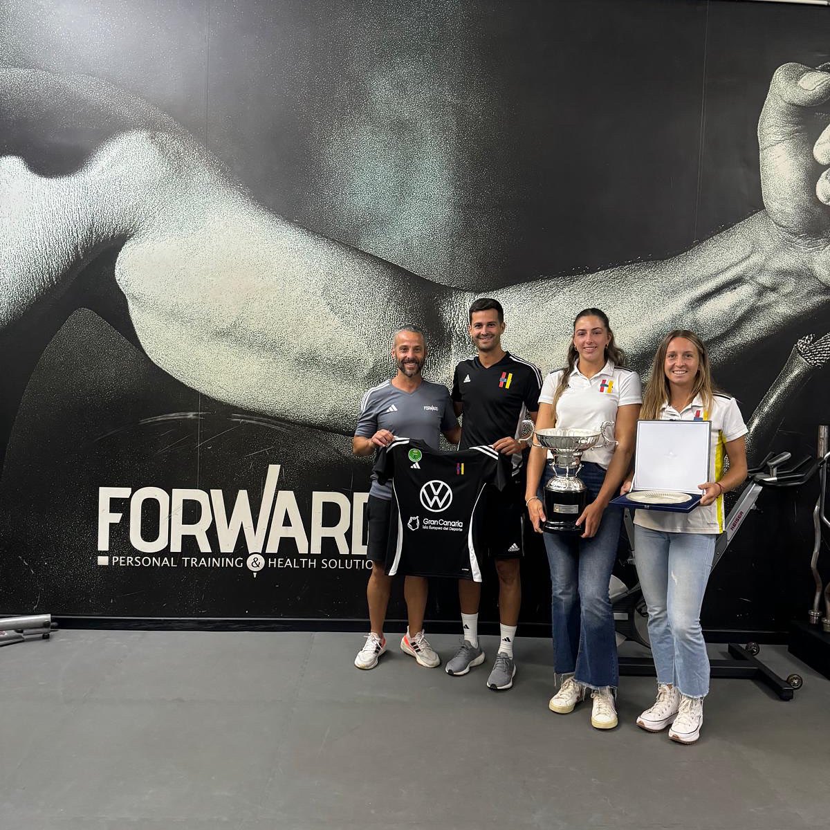 CD Heidelberg (@cd_heidelberg) on Twitter photo Teníamos pendiente una visita a nuestros amigos de <a href="/fwd_ss/">FWD Sport Solutions</a> y esta semana <a href="/Santi__GM/">Santi Guerra Martín</a> <a href="/lolaahddez4/">Lola Hernández</a> y Mireia Guilabert estuvieron con su propietario Ruymán de Armas.
Hablaron de muchas cosas, pero sobre todo de entrenamiento de calidad, de lo que van sobrados en Forward Teníamos pendiente una visita a nuestros amigos de <a href="/fwd_ss/">FWD Sport Solutions</a> y esta semana <a href="/Santi__GM/">Santi Guerra Martín</a> <a href="/lolaahddez4/">Lola Hernández</a> y Mireia Guilabert estuvieron con su propietario Ruymán de Armas.
Hablaron de muchas cosas, pero sobre todo de entrenamiento de calidad, de lo que van sobrados en Forward