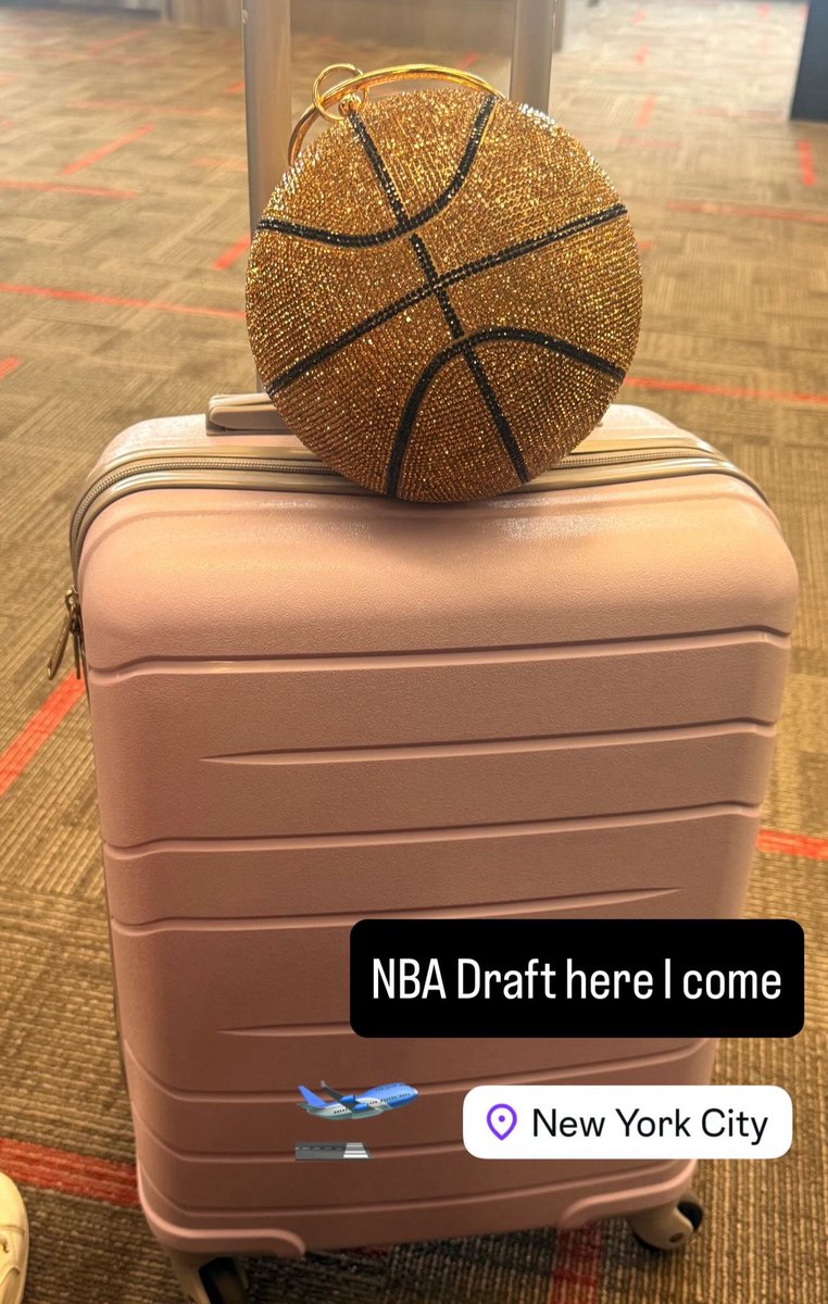 LETS GO <a href="/NiqueOtn/">otn_nique</a>  

Haaaaad to bring the basketball purse 🙃