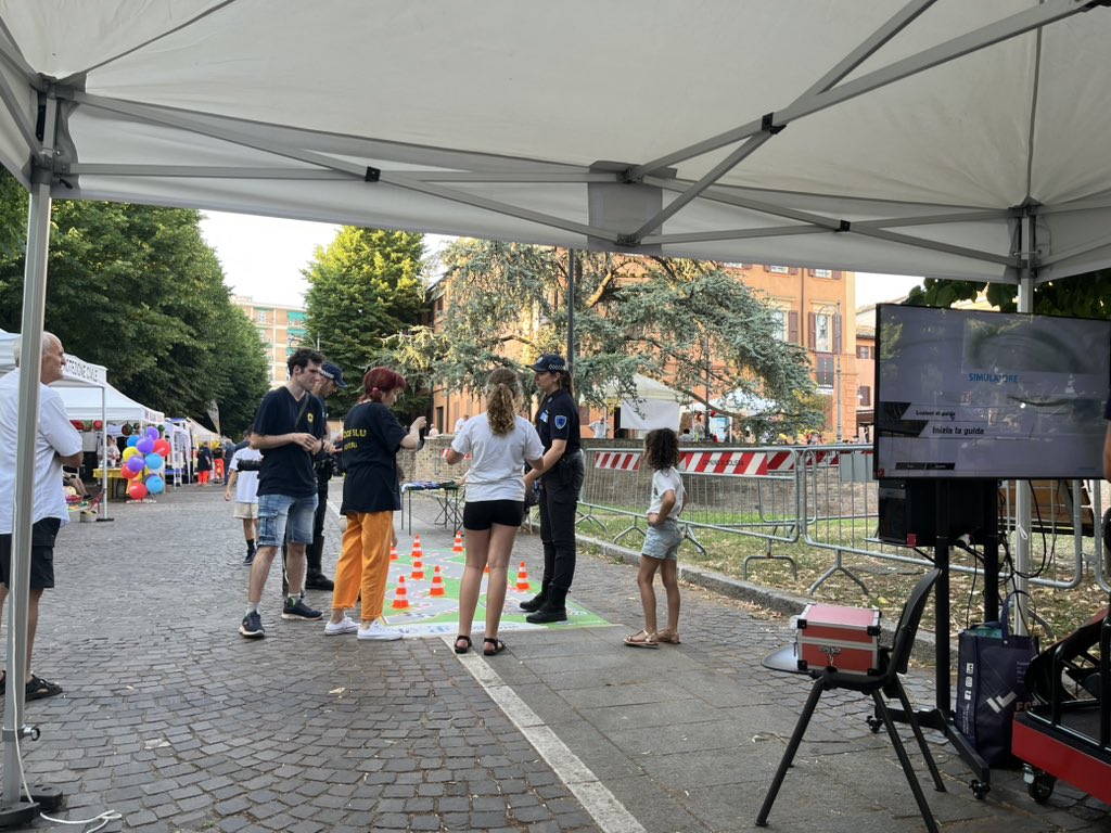 Siamo alla Fiera di Soliera con il simulatore di guida!
Prova, sbaglia, impara: la sicurezza stradale si costruisce anche giocando.
Vieni a trovarci allo stand della #PoliziaLocale dell’#UnioneTerredArgine!

#PLNoiFacciamo #EducazioneStradale #Soliera2025