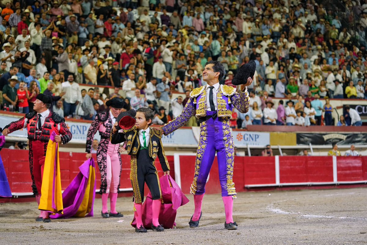 JOSELITOADAME's tweet photo. Hoy celebramos el Día de la Tauromaquia en México.
Un 24 de junio de 1526 se celebró la primera corrida de toros en nuestro país.
Casi cinco siglos lleva el toro siendo parte de nuestra cultura, emocionando a la afición y superando las dificultades que algunos le imponen. https://t.co/hg5oNU2FtO