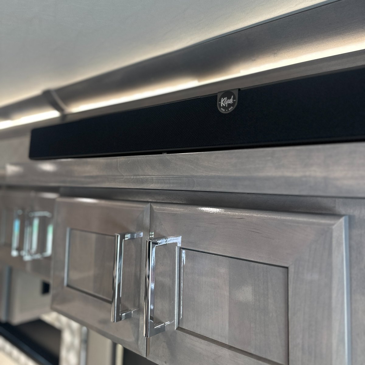 amcoachdiv's tweet photo. We’re proud to partner with Klipsch® to bring premium sound to your American Coach motorhome.
Whether you're watching your favorite movie or relaxing with music, you'll enjoy rich, immersive audio that turns every journey into a luxury experience.

#AmericanCoach @klipschaudio https://t.co/v4By9AdtFc