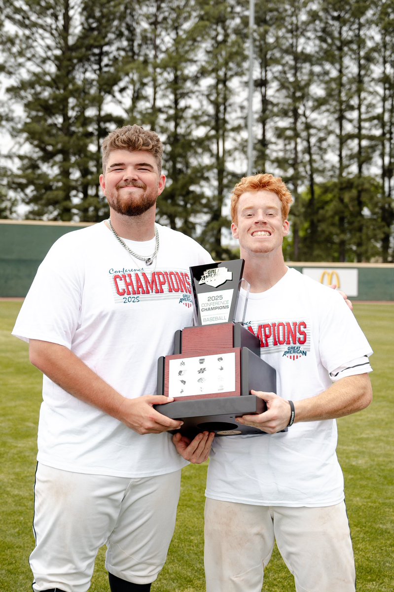 maddoxrlong's tweet image. Anybody wanna sign this duo?🔥

When you throw 80+ pitches a game and only shake him off less than 2-3 times, I’d say we are pretty locked. Knows exactly where to set up, what to call, and when to call it. Dynamic 🔋 #catchers #battery #duo

@Collin12Helms