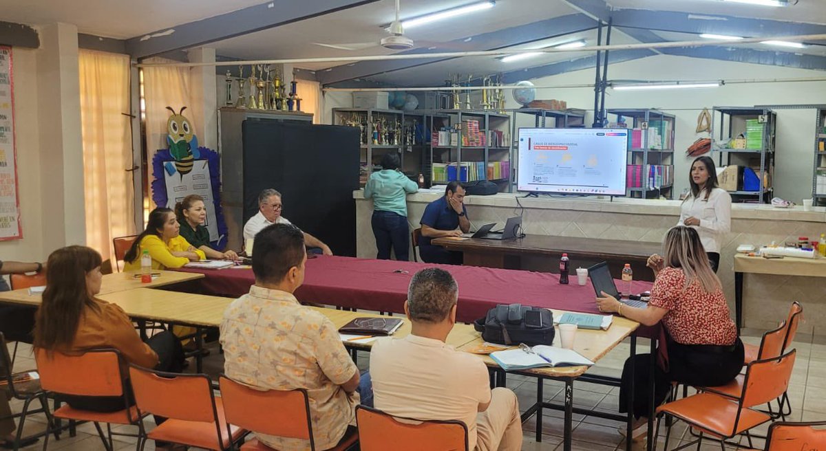 Esta mañana la Titular de CEPREVSIN del <a href="/SesespSinaloa/">SESESP Sinaloa</a> y equipo, visitamos la Sec. Téc.  # 38 del Tajito Guasave, para compartir la experiencia del programa en prevención de adicciones #Decide, con la asistencia del  Consejo Técnico Escolar de la Zona No. 02.
#aprevenciónEsAcción